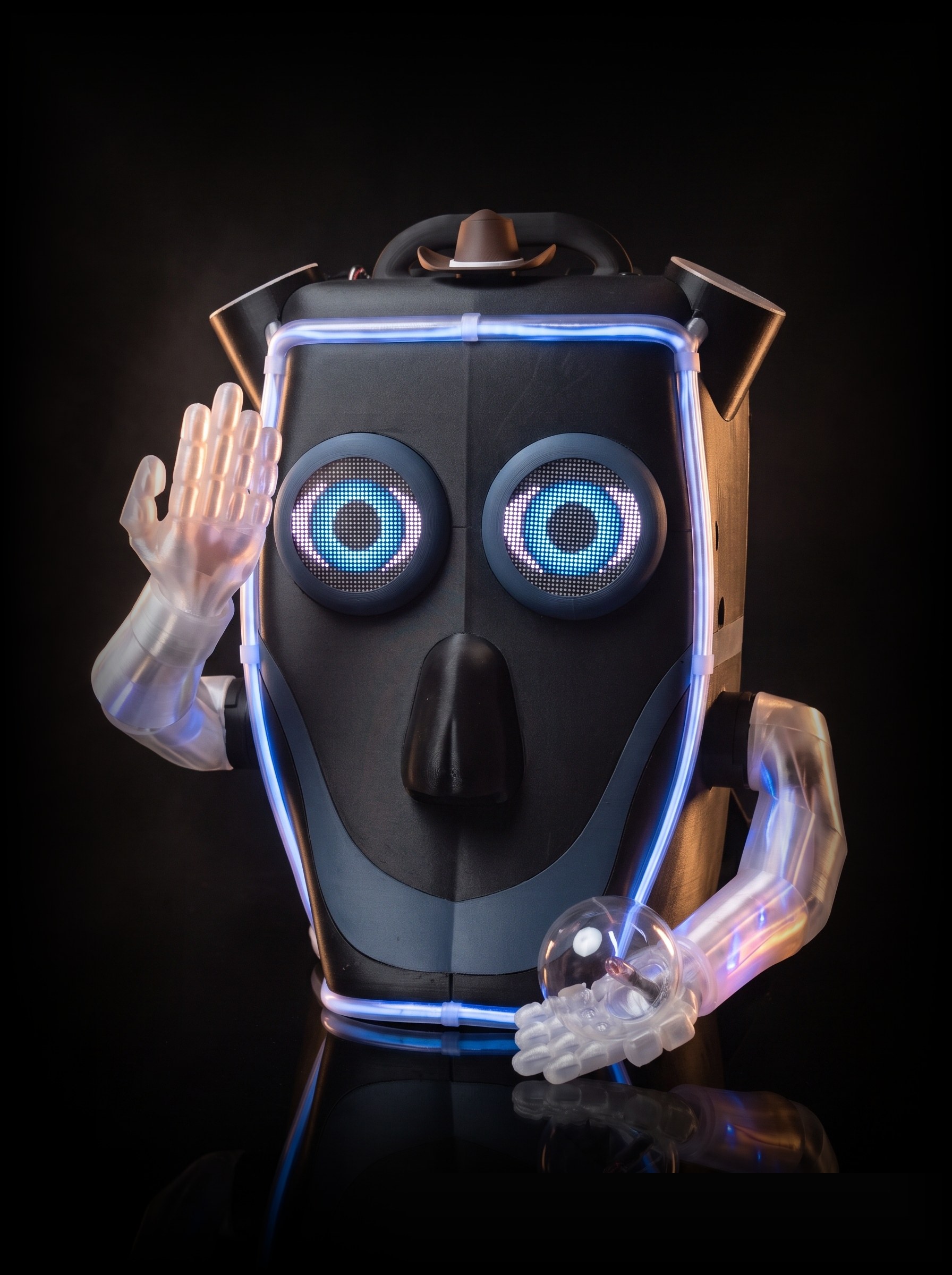 V5 Bracchialis enthüllt — der gewaltige Augenrucksack mit Animatronic